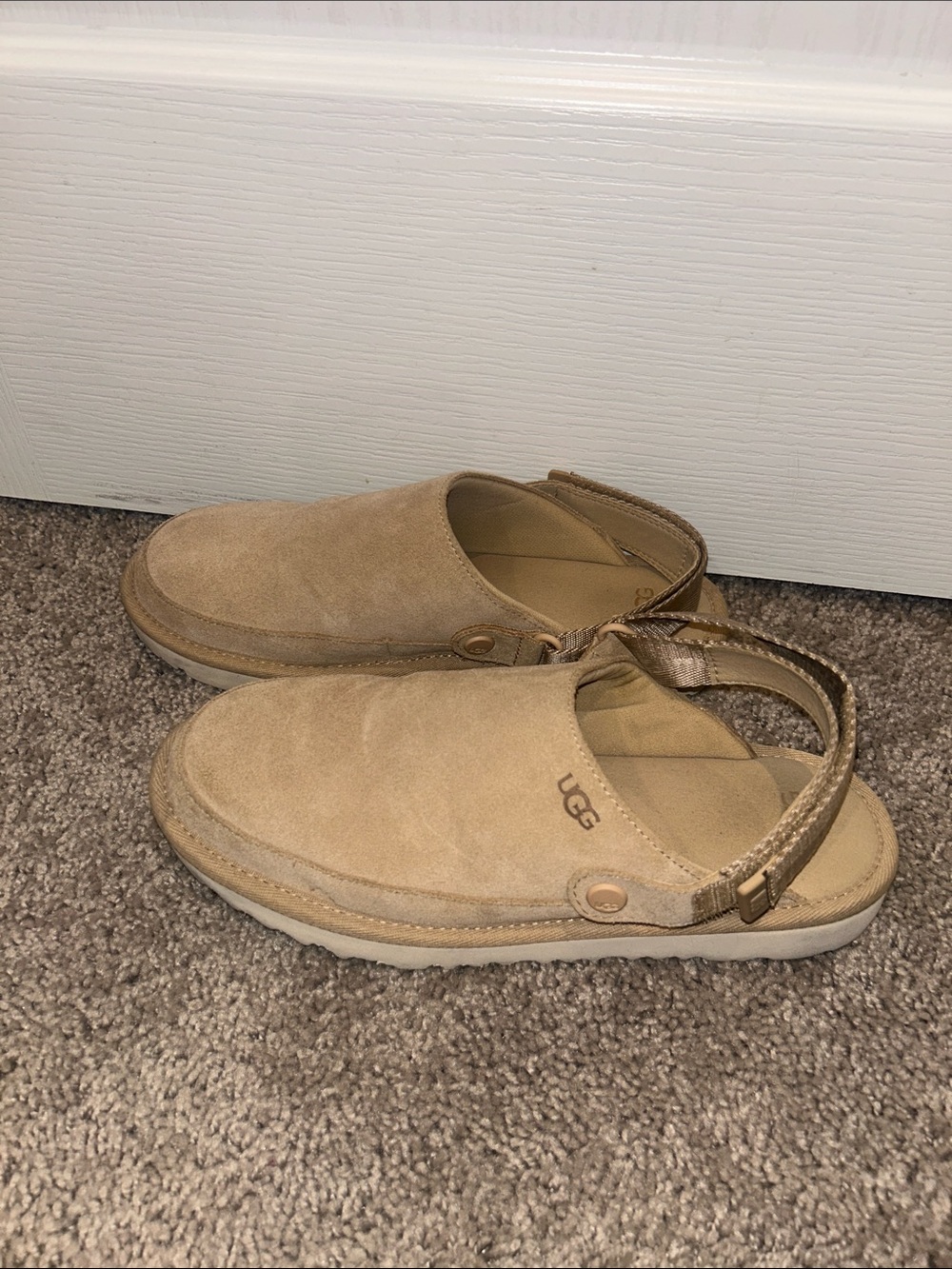 UGG® Goldenstar Clog - Big Kid Size 6, (women’s size 8) - Picture 4 of 9